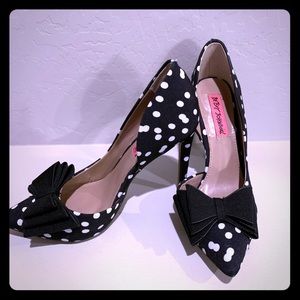 Betsy Johnson polka dot pumps